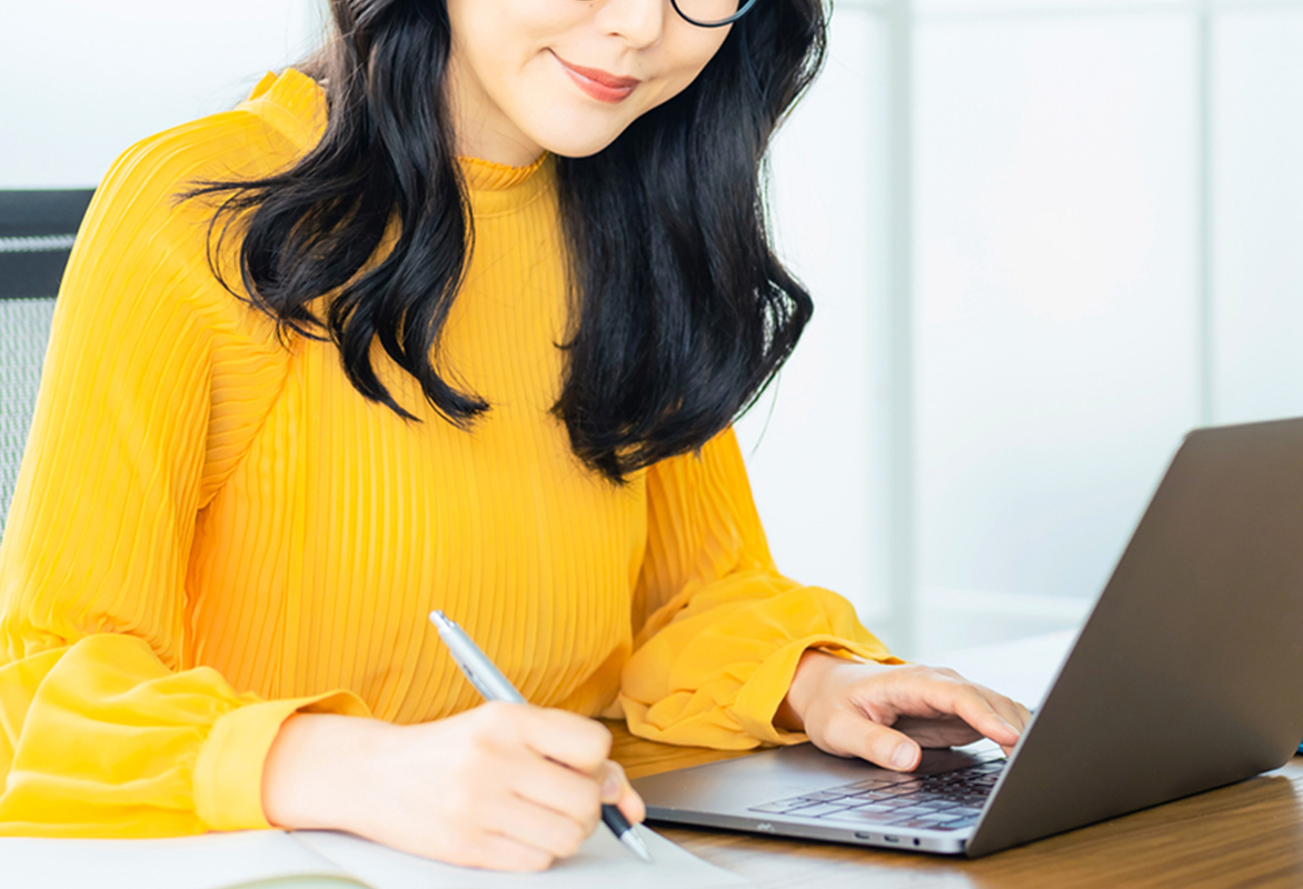 提案する女性の様子をイメージした写真