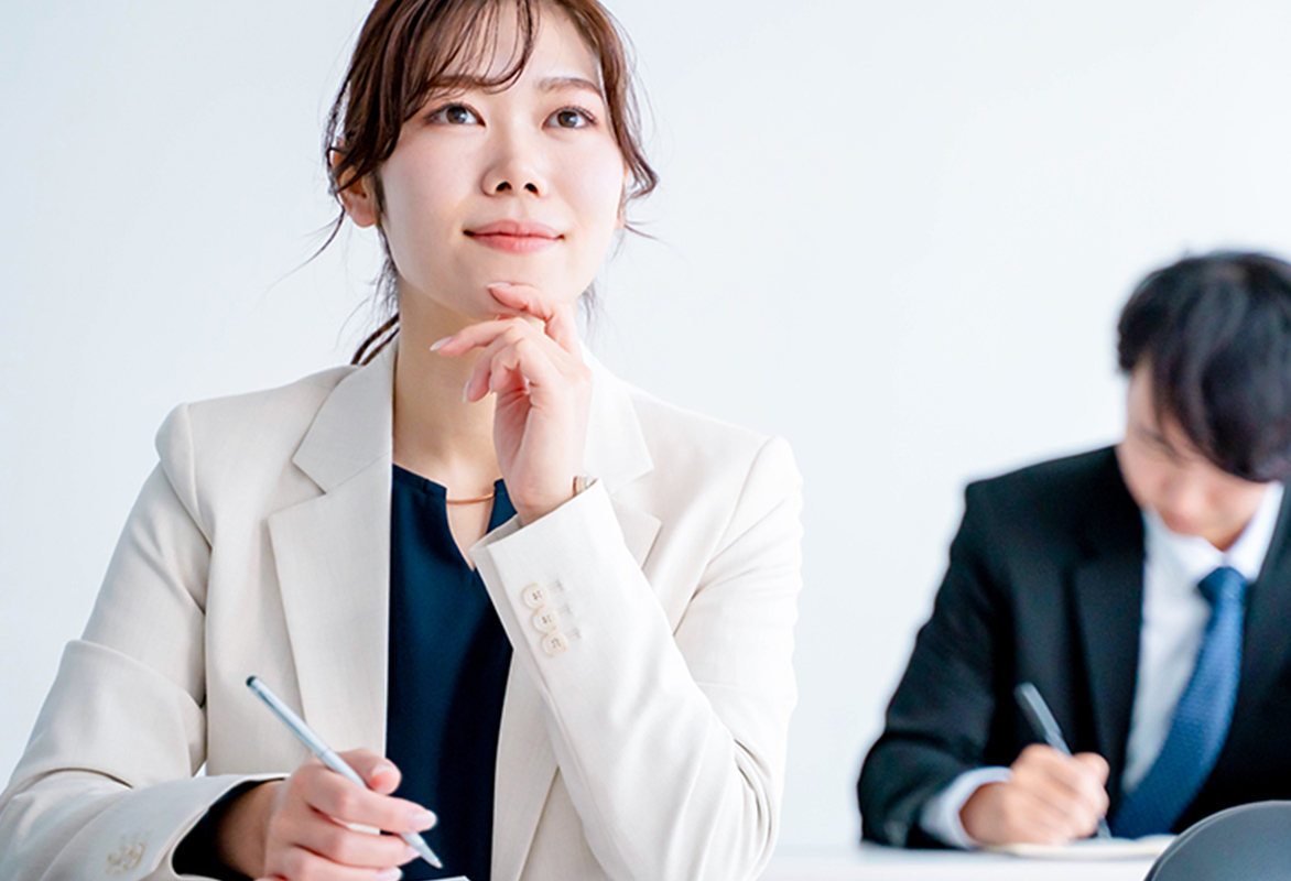 提案する女性の様子をイメージした写真