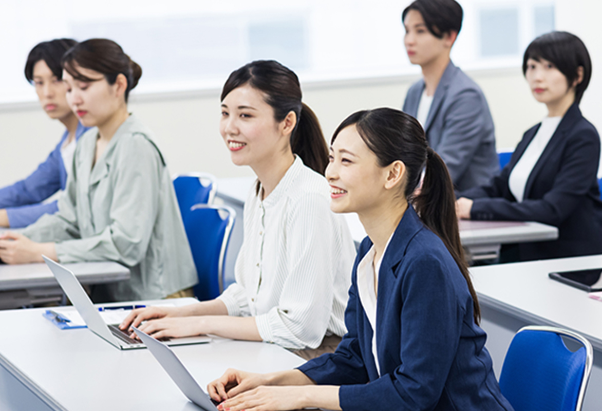 提案する女性の様子をイメージした写真