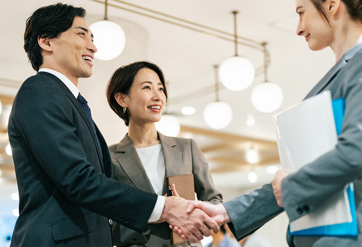 提案する女性の様子をイメージした写真